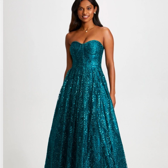 Elegant Teal Strapless Evening Gown with Corset Detail - Picture 2 of 6